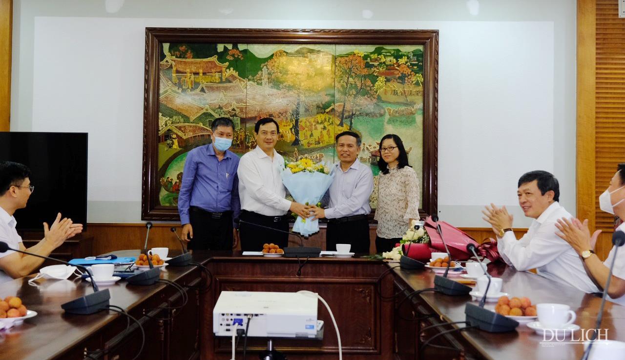 Lãnh đạo TCDL tặng hoa Phó TCT Ngô Hoài Chung.